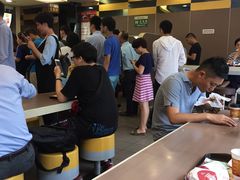 等位区-麦当劳(华融店)