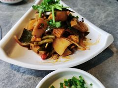 -野山舂·贵州现舂酸汤牛肉(民生路店)