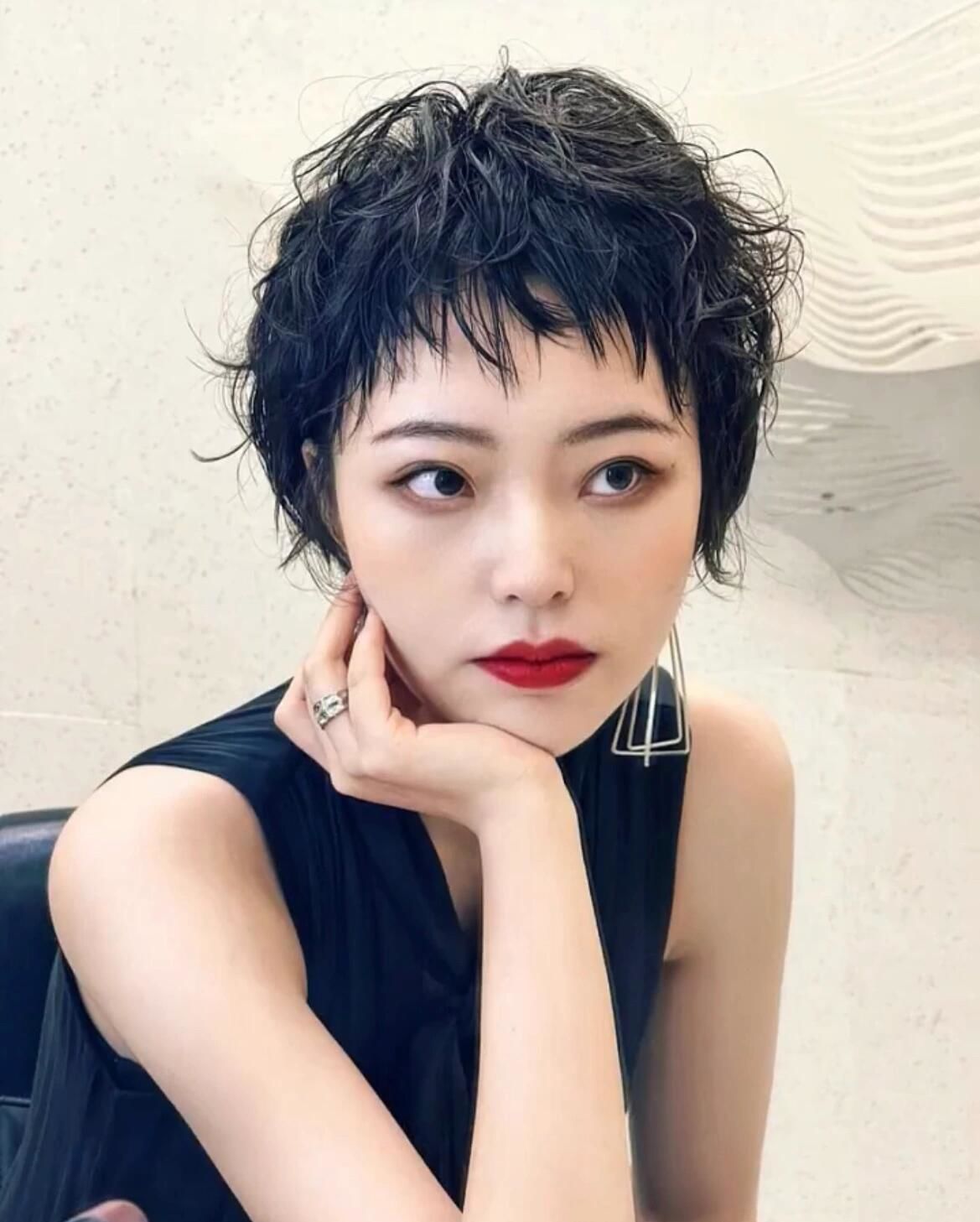 女士短发烫