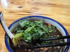 特色红烧牛肉酸辣粉-胖胖板凳面