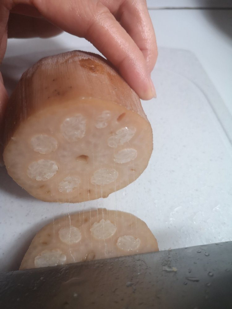 步骤十二 冷了的藕切片,可以明显的看见拉丝了