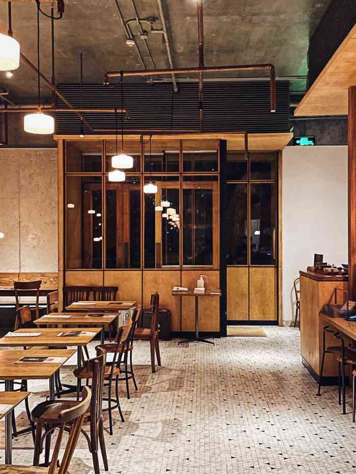 铃木食堂(丽都店"新开的店,记得原来应该是站点披萨.店内.