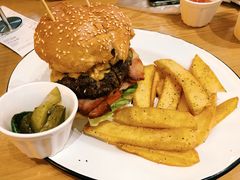 嫩煎澳洲牛肉汉堡-HELLO 27 意面·沙拉·帕尼尼