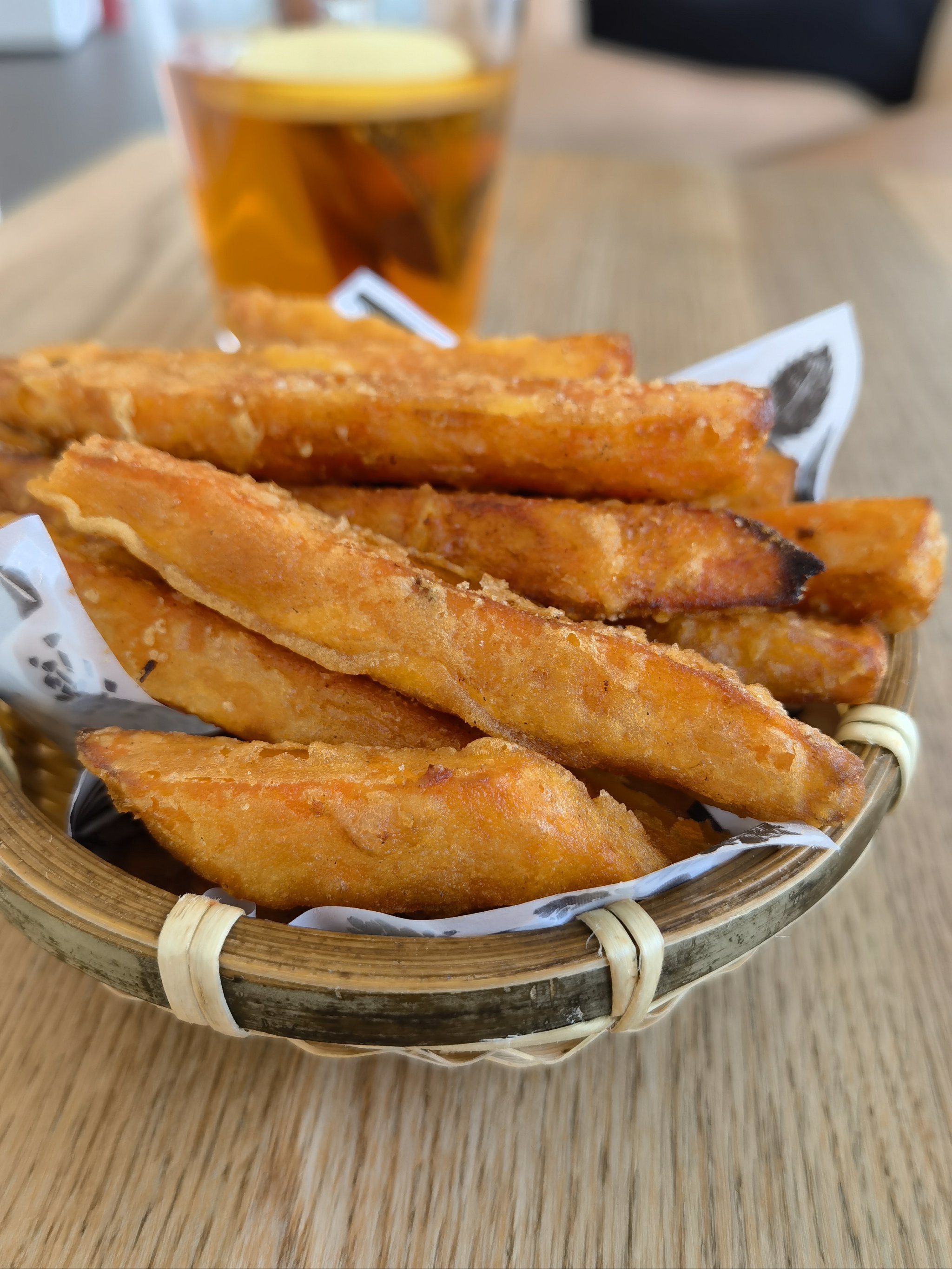 从高空俯瞰的城市天际线为用餐拉开序幕,现