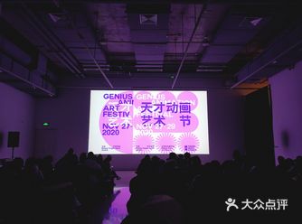 现场有很多摊位，每个摊位是各位大触的作品展示和一些周