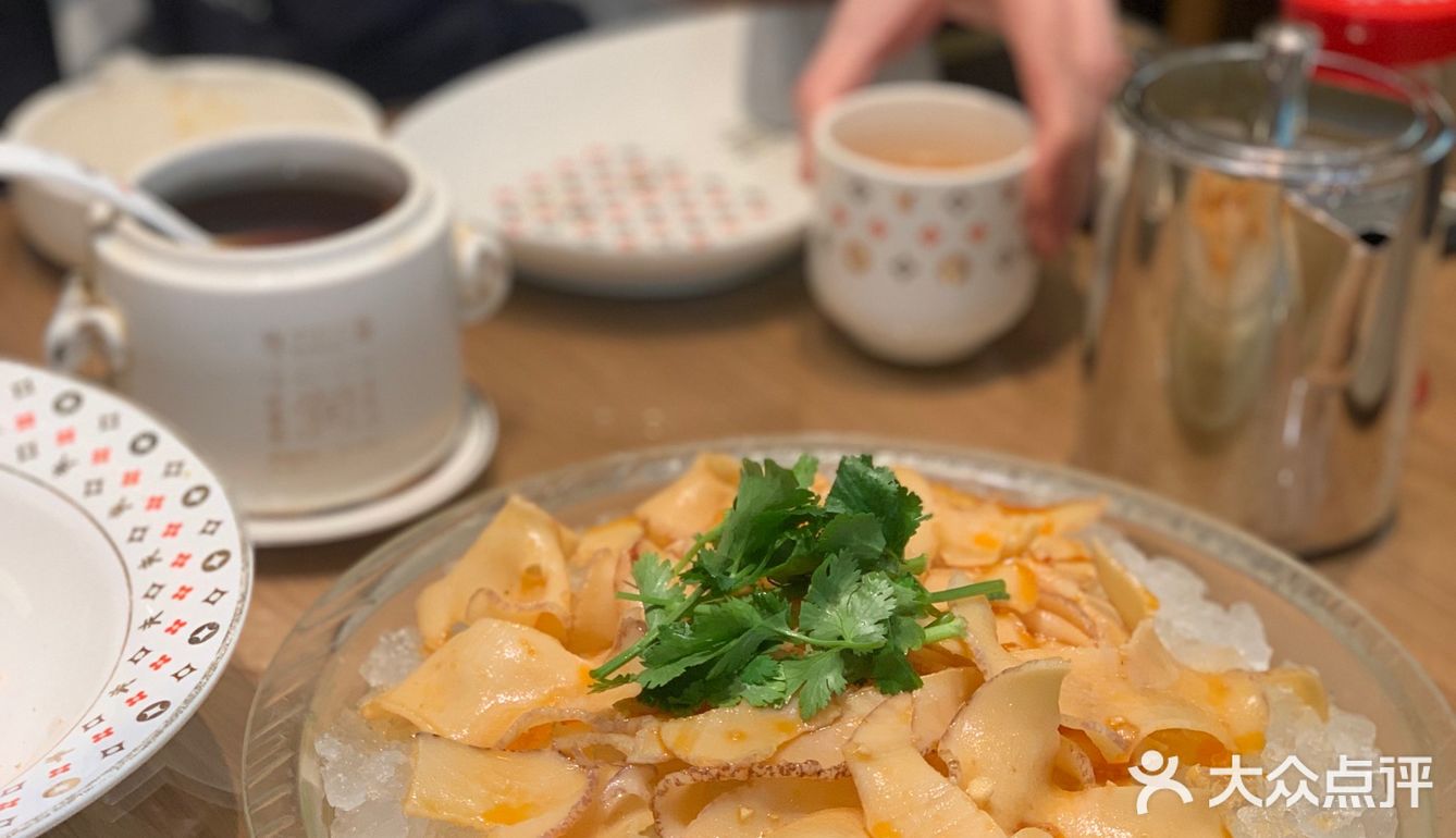 居然是透明的，坐上背靠还可以，差一点舒适感