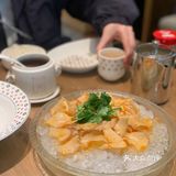 居然是透明的，坐上背靠还可以，差一点舒适感