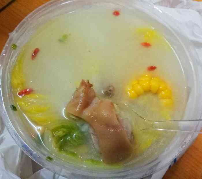 一直点这家外卖 鸡腿很大 鸡汤也蛮好喝的 工作餐很不错