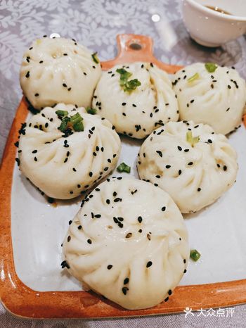 这家店门口摆着一个很亮的东方明珠小塔，晚上的时候特别