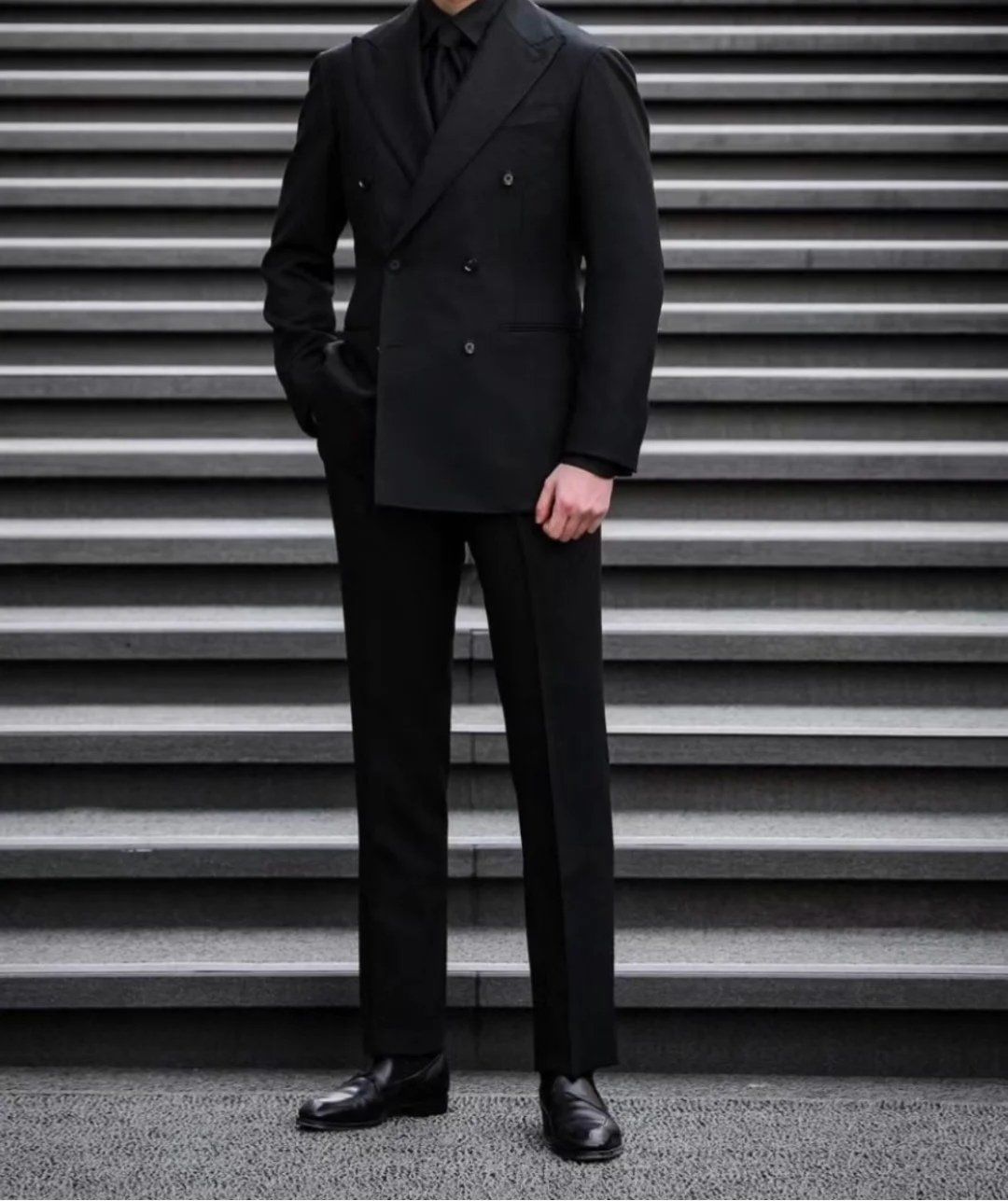双排扣黑色西装 黑色衬衣