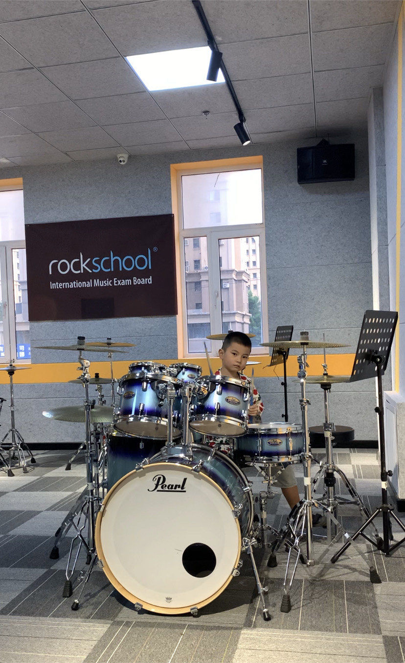 打架子鼓的小孩儿帅气爆表