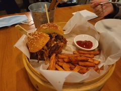 汉堡-Twin Tails Brewpub双尾精酿餐吧(八坼店)