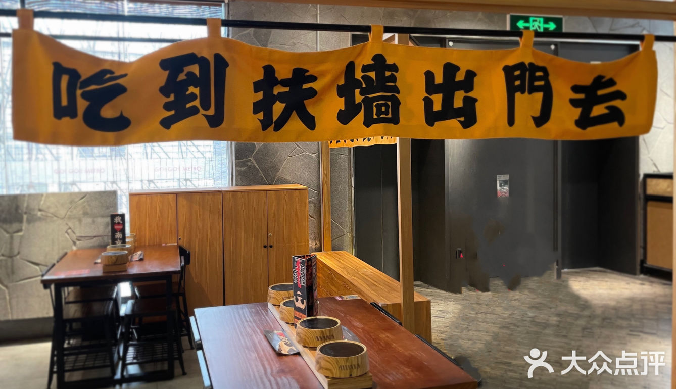 挂的都是南京的地方小吃，置身其中仿佛来到金陵