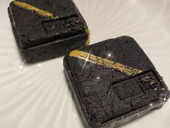 芝麻流心奶黄姑嫂小方-佬泰丰斋· 乌镇茶食餐厅