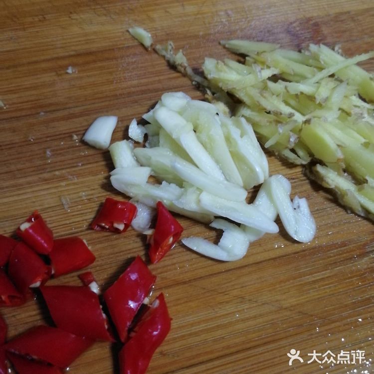 爆炒猪腰（家常版）食材：猪腰一个 青椒 小米椒