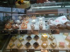 面包甜点陈列柜-皇冠幸福里动物奶油生日蛋糕(宗关地铁店)