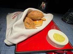 餐前面包配黄油-弦月窗LUNETTE BY AMANDA(复兴路店)