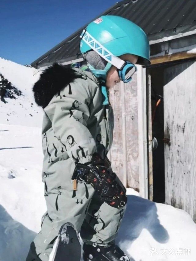 简直是太难得了，孩子滑雪还能这么溜