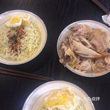 我俩煮了3包。我那份只放了半包辣酱，但是！