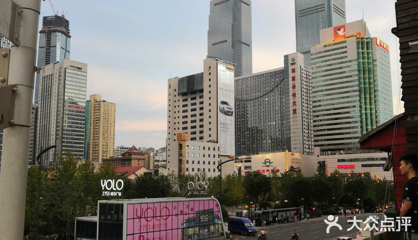 万代酒店旁边那栋楼里，还算比较好找