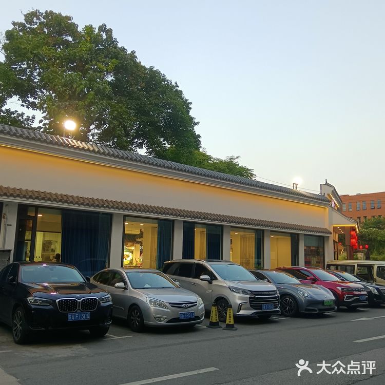 一百块就能吃到原价两百多的菜,四菜一果盘,两也足足的