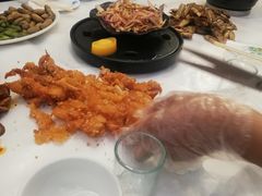 剪刀手吊打鱿鱼-蓝珊甄选海鲜自助·火锅大排档(近阿那亚店)