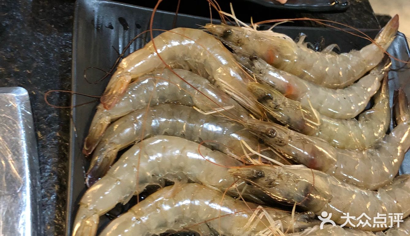 不要烤的太过，刚好流油的时候，配上酱料，卷上生菜