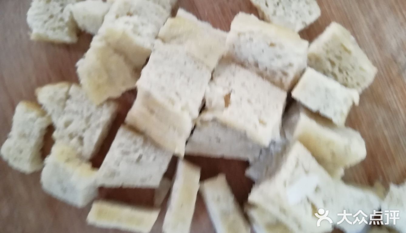 做好了蒸凉皮，都弄好了切点黄瓜丝、面筋，把凉皮拌起来