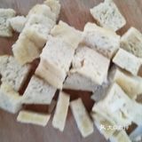 做好了蒸凉皮，都弄好了切点黄瓜丝、面筋，把凉皮拌起来