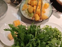 -洪氏嗨捞·广东猪肚鸡·椰子鸡火锅(西咸万象城店)