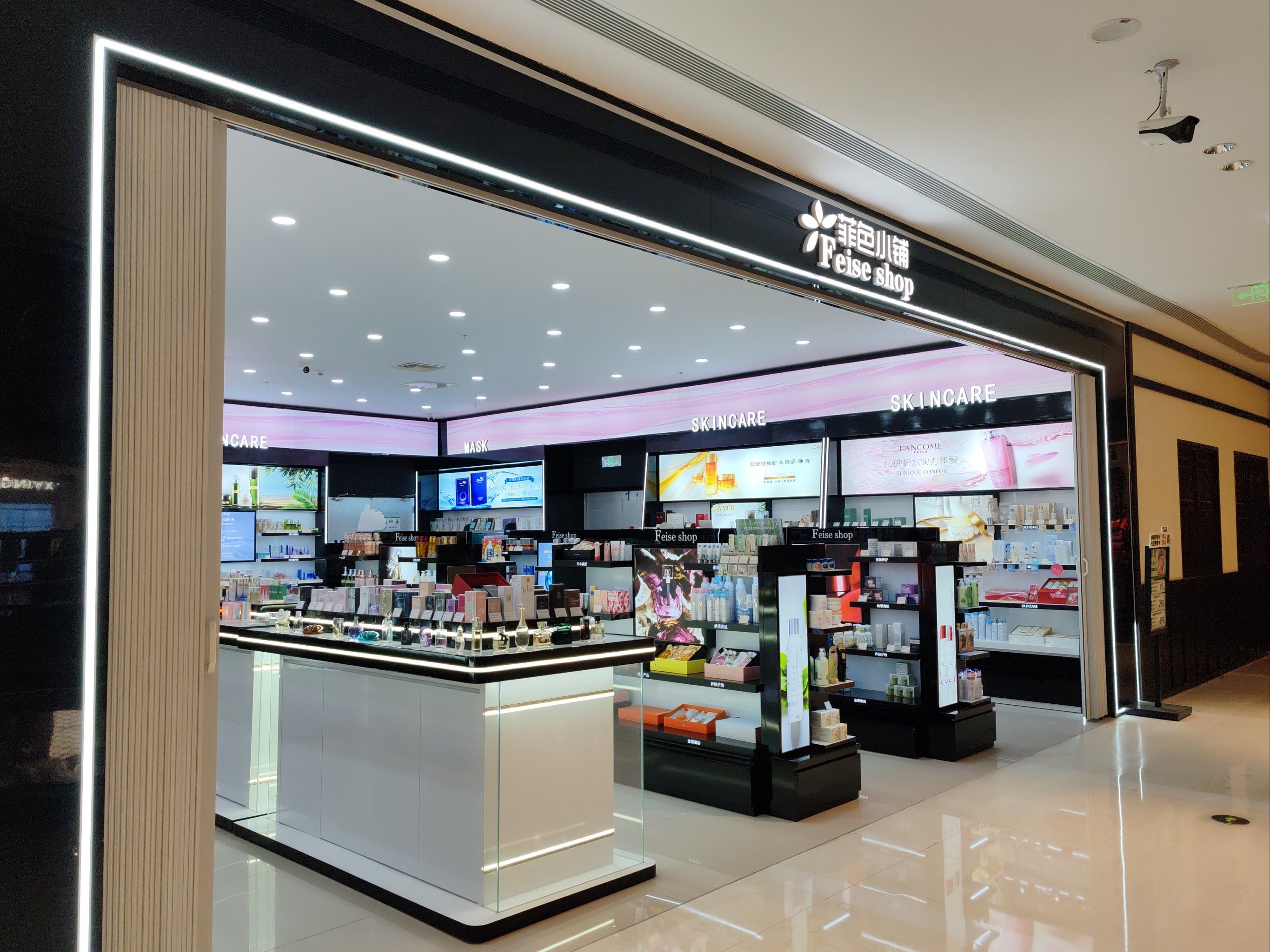 石路天虹2楼的美妆护肤集合店,
店内品类还是很齐全的,
除了各种