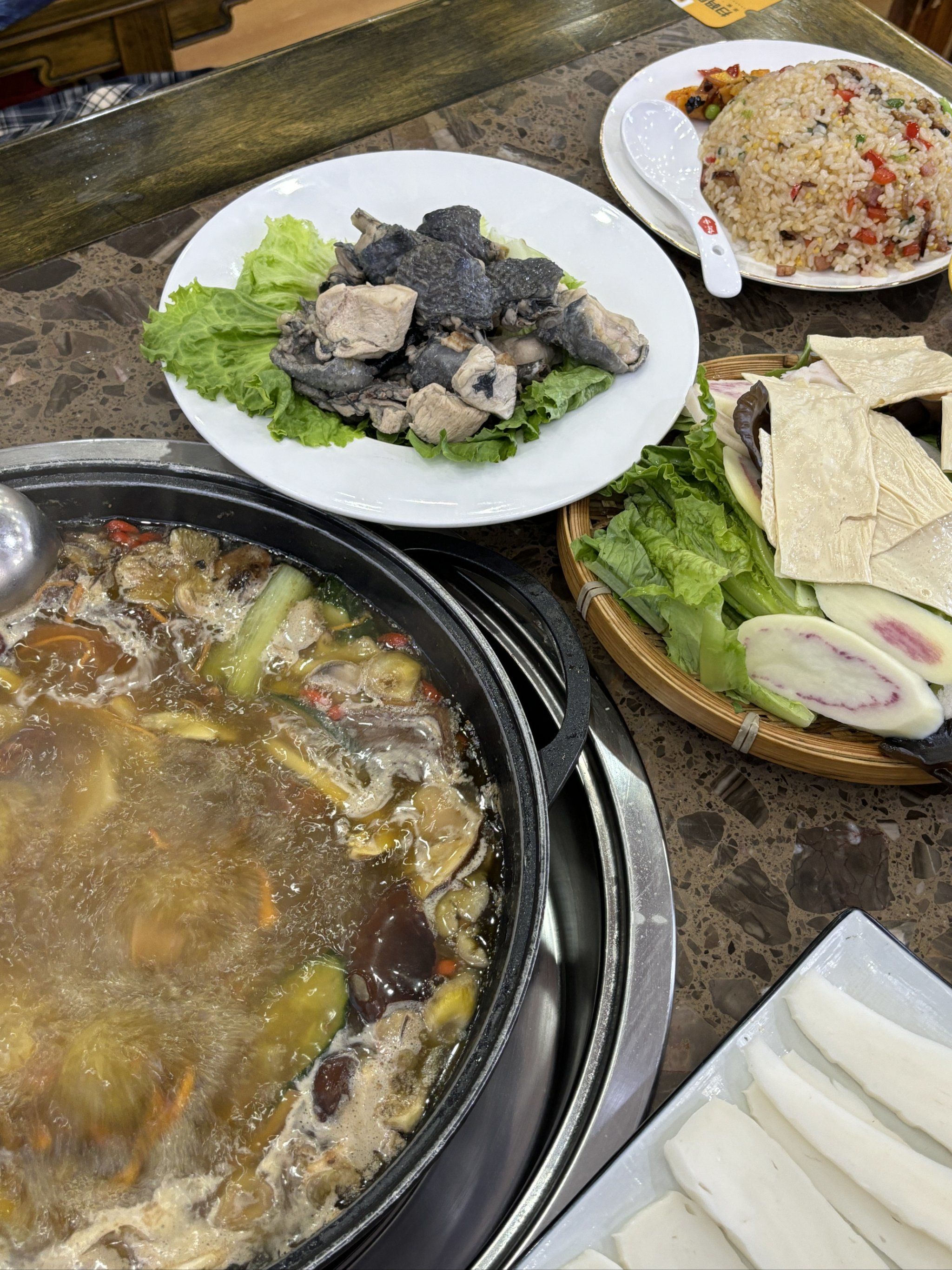 云南之旅吃到的一家很好吃的菌子火锅,牛肝菌吊的汤非常鲜