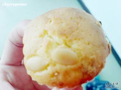 有点干~但是有瓜仁和葡萄干~-红房子西点(南京东路店)
