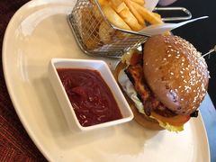鸡排汉堡配香脆薯条-WOLFGANG PUCK KITCHEN & BAR(迪士尼小镇店)