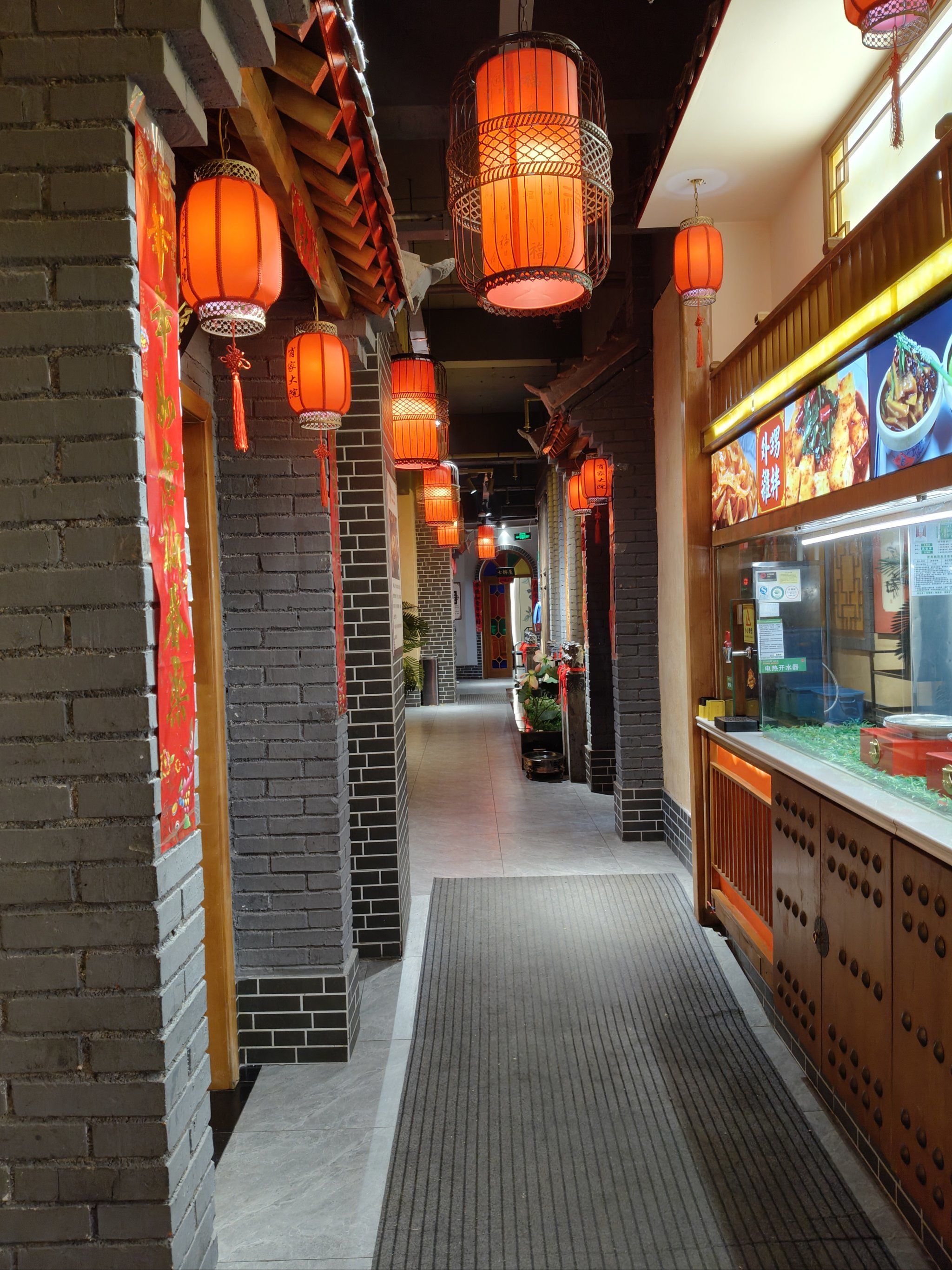 肖家大院,大门两侧石狮子威风凛凛,民俗建