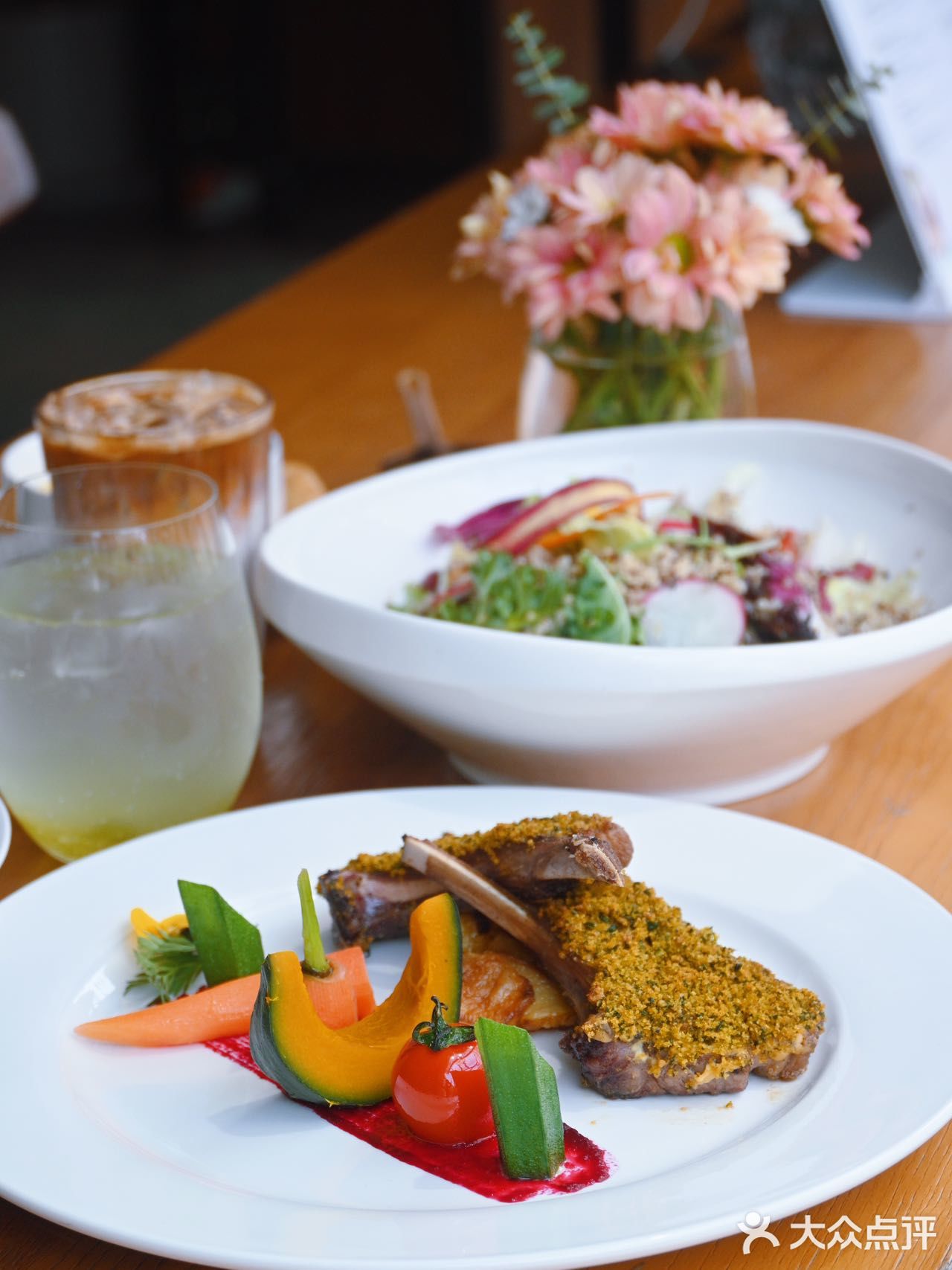 和闺蜜是下午去的，点了咖啡️、气泡水和西餐