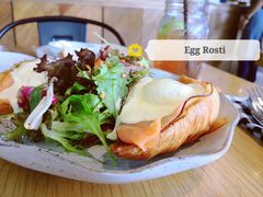 班尼迪蛋可颂配烟熏三文鱼-ROAST