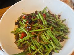 藜蒿炒腊肉-渔乡米香·剁椒鱼头(四方坪店)