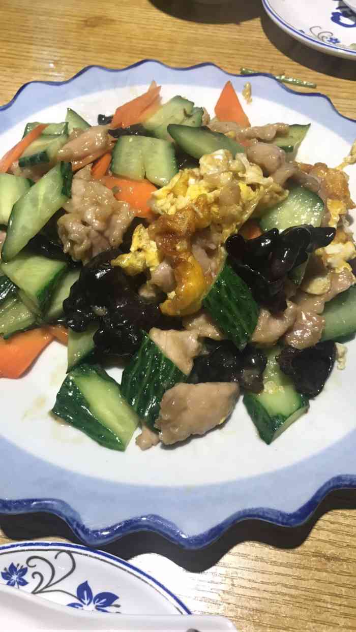 赵小厨私房菜"终于吃到一顿正宗的东北菜了.首先菜量很足.
