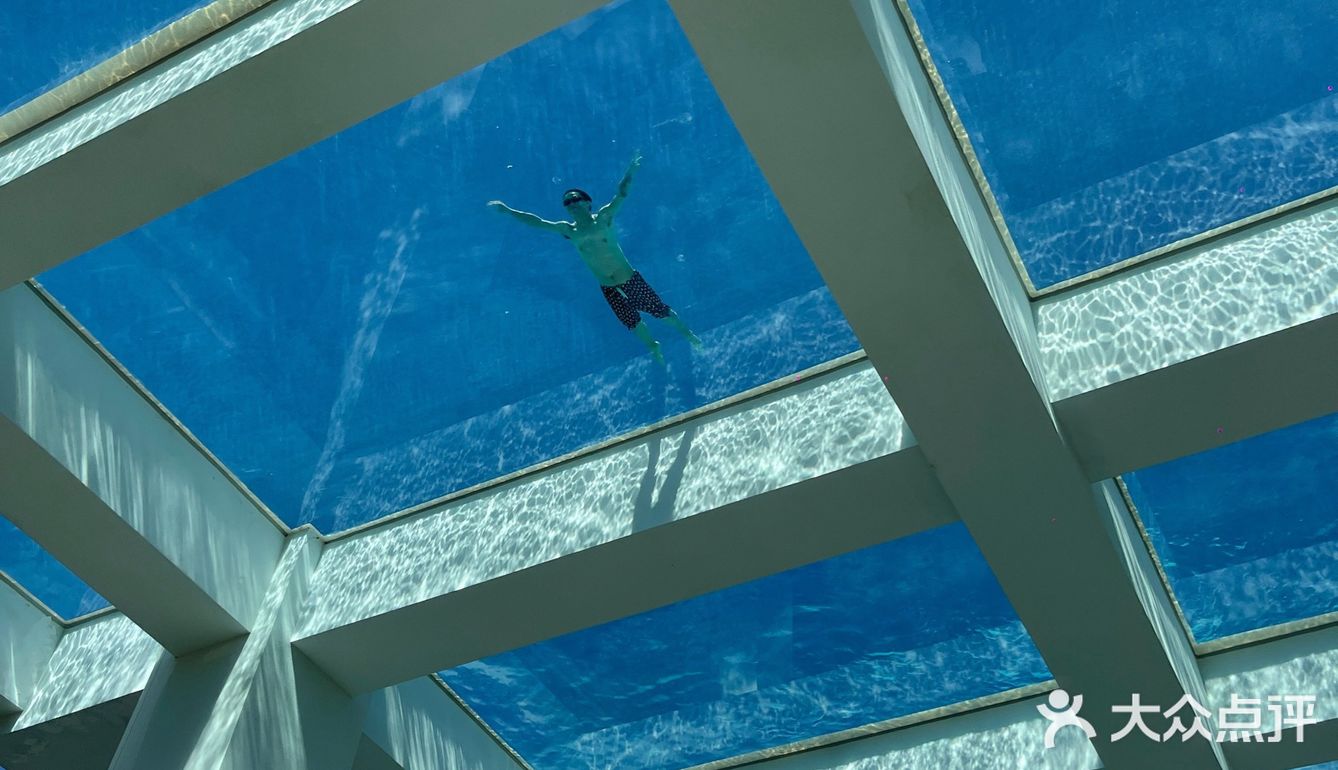 fun享网红打卡必来的超大悬空无边泳池04690469