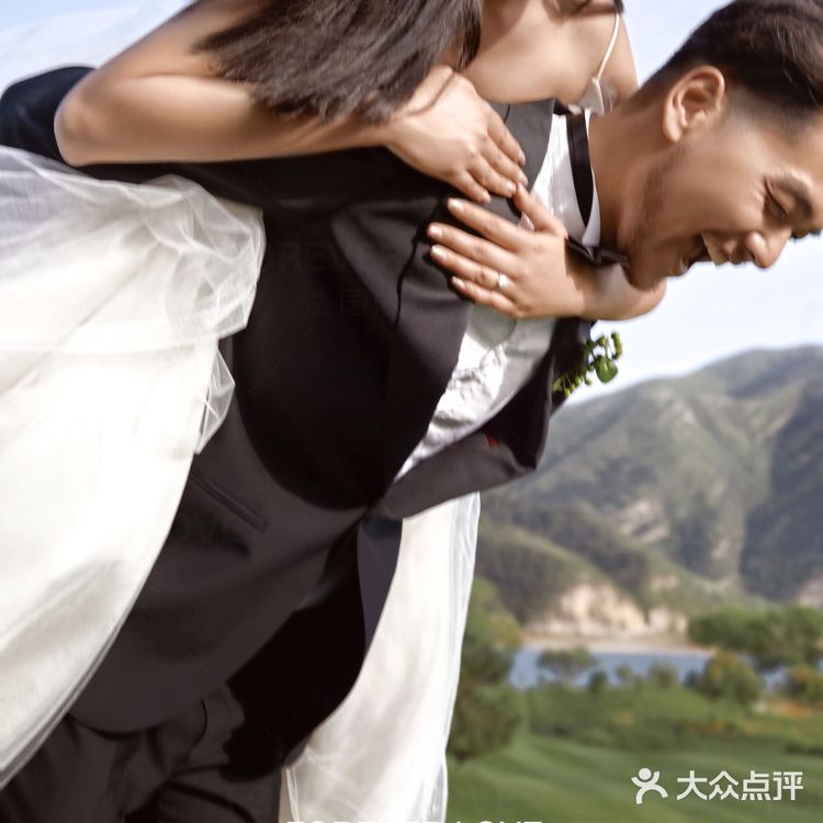 借镜头里用摄影艺术与微笑构筑世界的美好。​