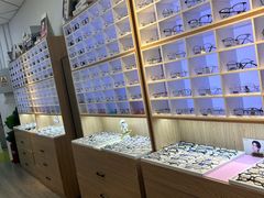 -天空之镜眼镜店蔡司依视路配镜授权零售店(望京颐堤港店)