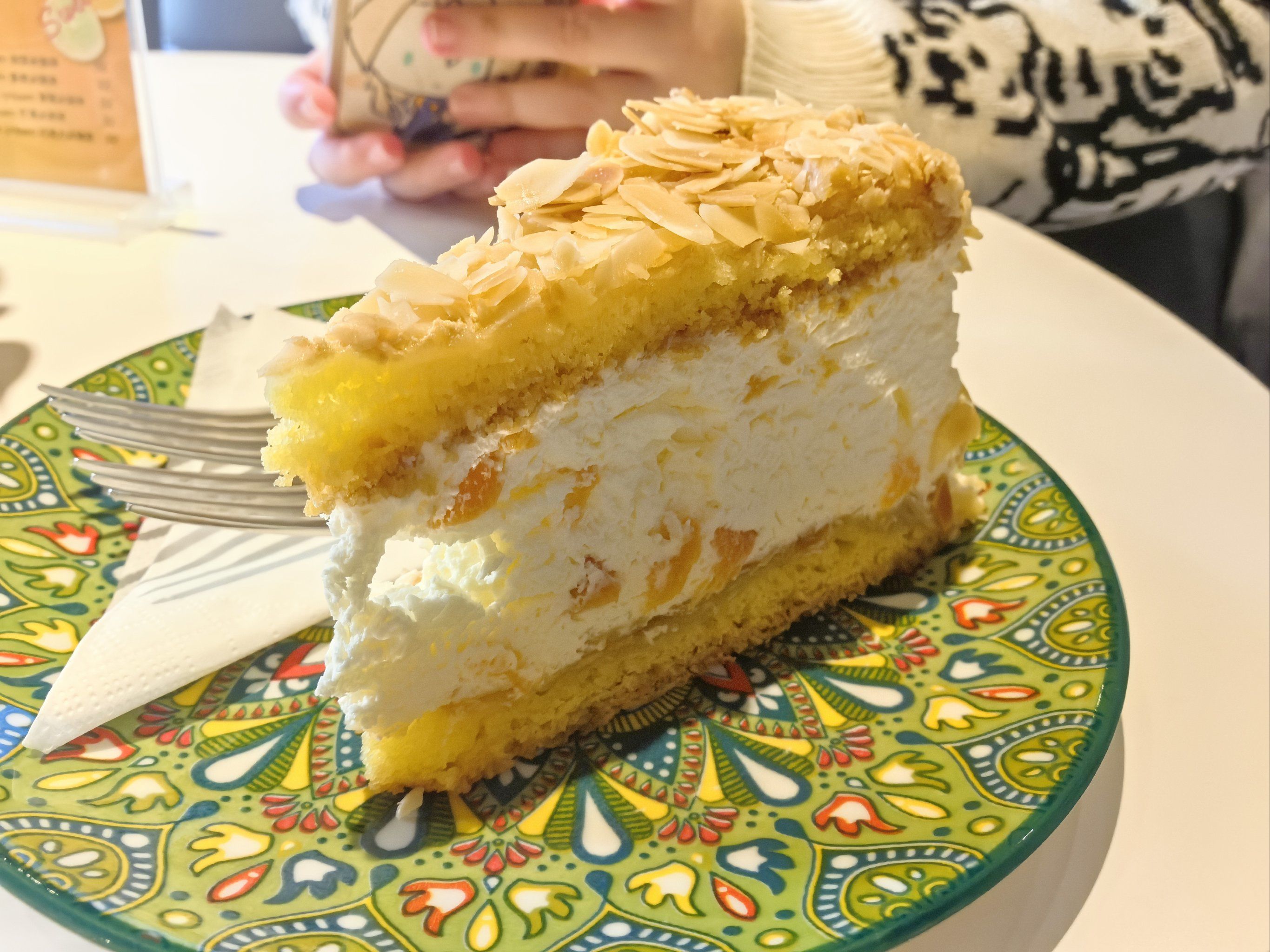 杏仁黄杏蛋糕奶油轻盈,黄杏也很好吃,甜味并不重,非常好吃