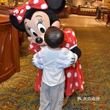 不用去迪士尼乐园排队就能和米奇米妮合影又抱抱