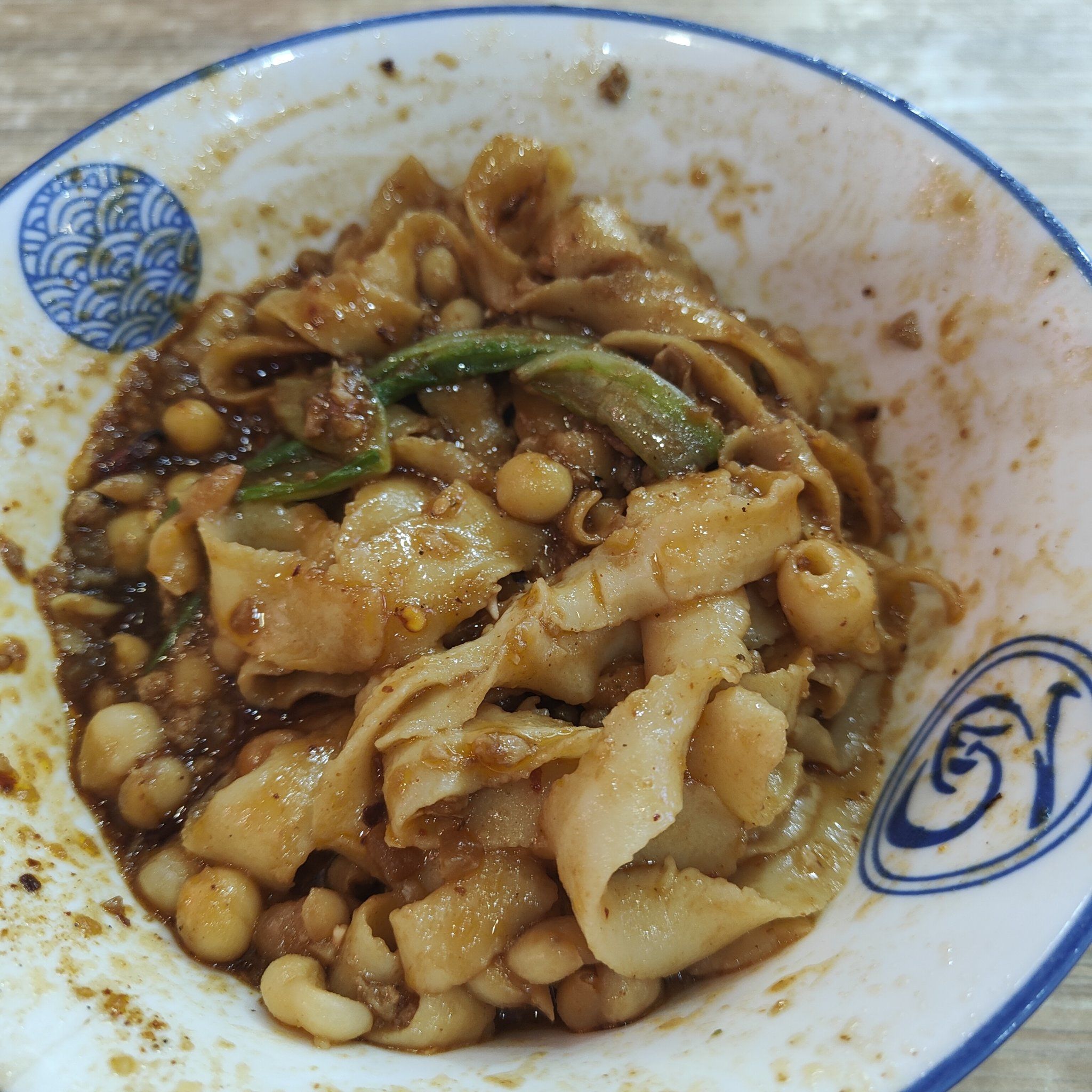 昭觉寺南路地铁口附近的豌杂刀削面