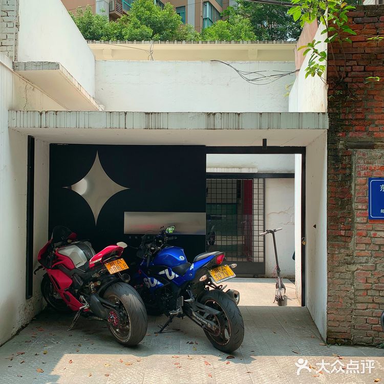 废墟里的超酷机车咖啡店🛺就是开着玩儿