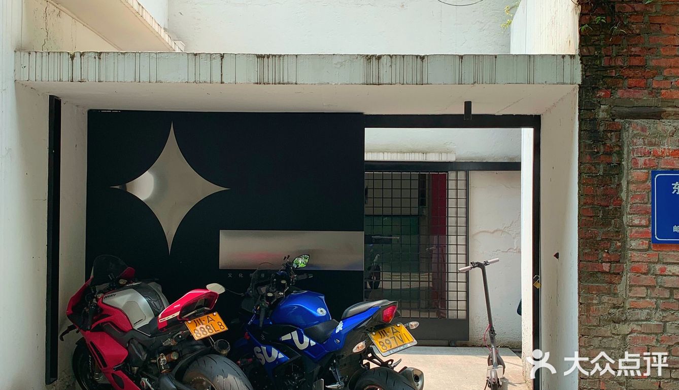 废墟里的超酷机车咖啡店🛺就是开着玩儿