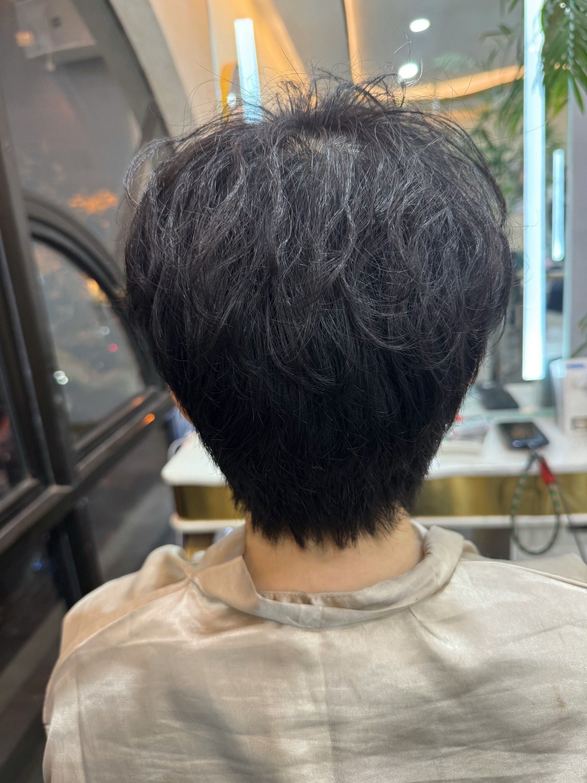 短发卷发修剪 后面