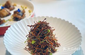 Spicy Vegetable Shoots with Cordyceps Mushrooms