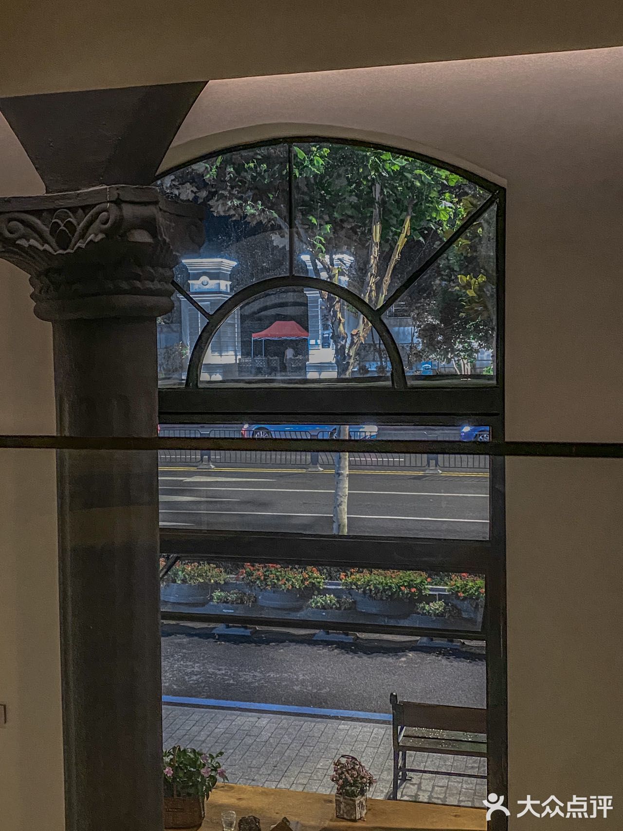 就在这个夏日夜晚🏙看着车水马龙聊聊天吧 